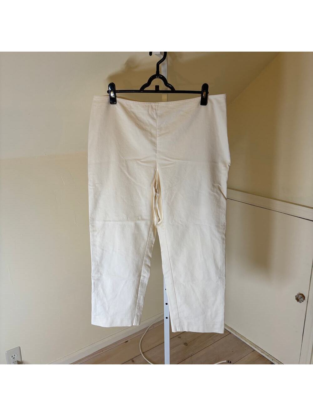 St. John EUC Women's Cropped Casual Pants Cream Size 16